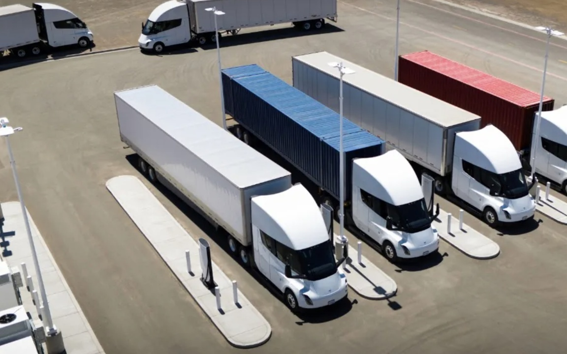 特斯拉Semi电动重卡量产版规格公布：续航523公里起步，