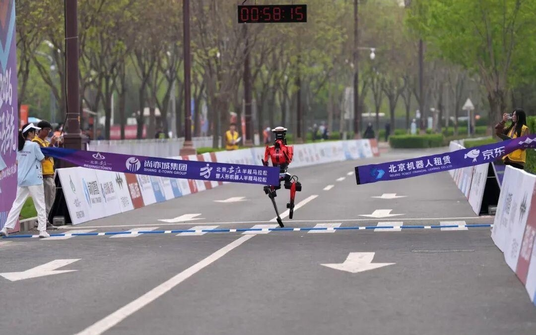 快评丨今天机器人半马跑赢人，明天机器人伙伴助人赢