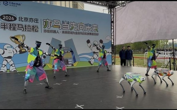 “氛围组”啦啦队抢镜，不同品牌机器人为何能“一起热舞”？