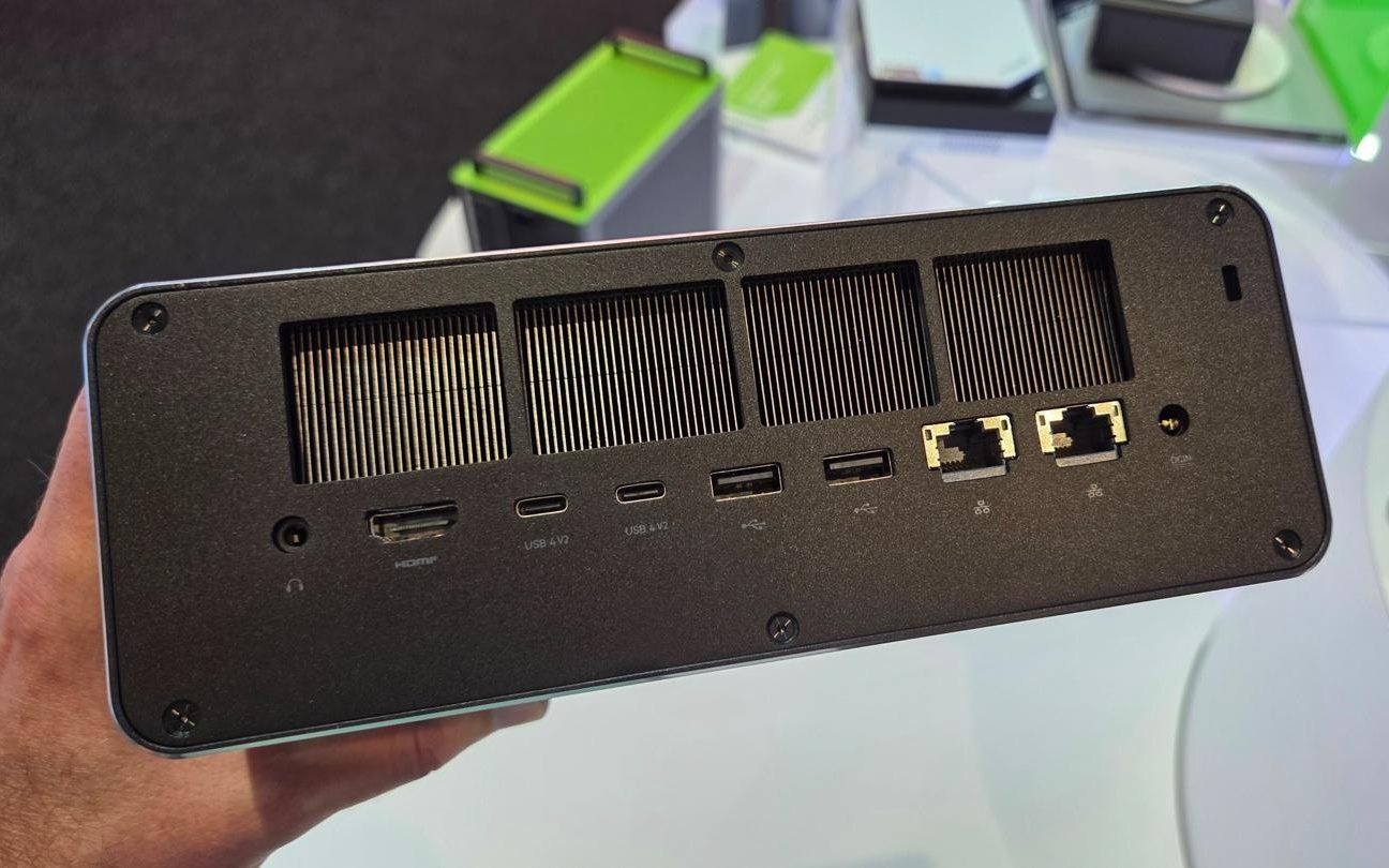 极摩客展出EVO-X5 Pro迷你主机:锐龙AI Max+ PRO 495处理器
