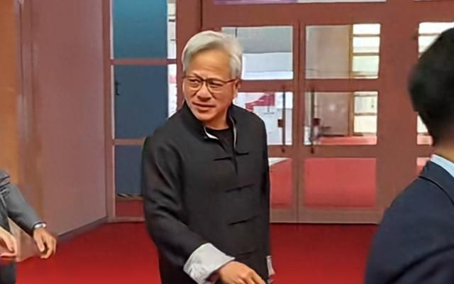黄仁勋急了