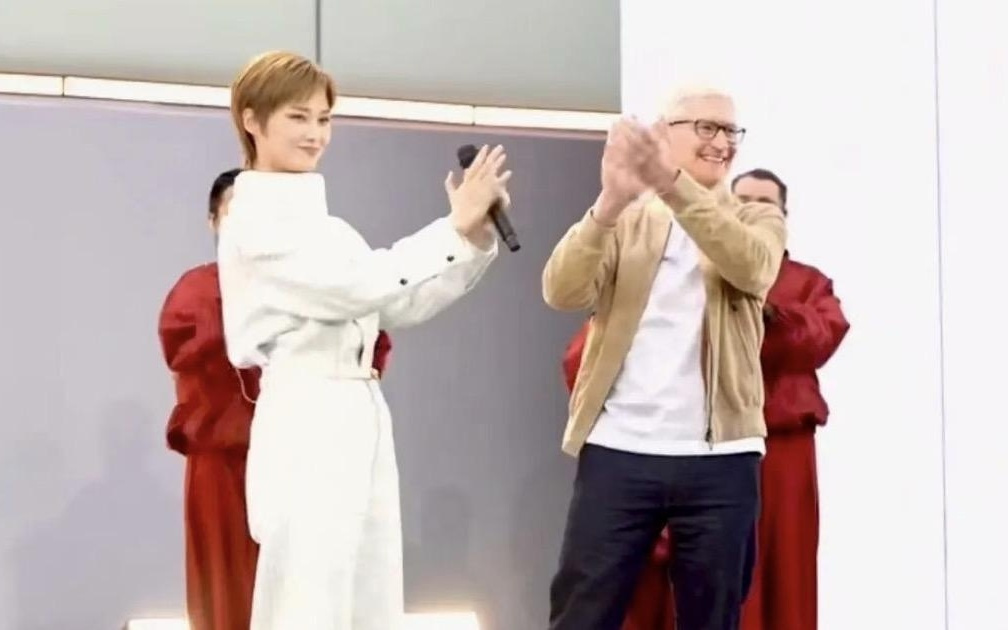 和李宇春同台亮相太古里，库克二次到访成都有何深意？