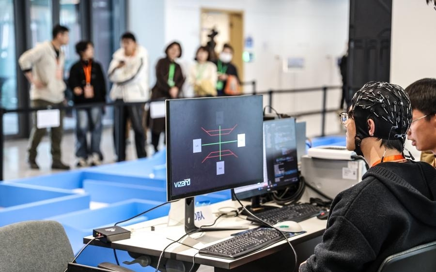 脑电飙车、情绪测谎、疲劳报警，戴上“意念帽”打响脑波争霸赛