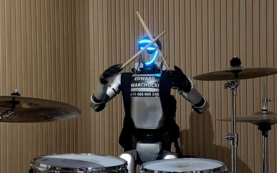 中国人形机器人“驱赶野猪”在波兰走红，网友：地球进化到什么版本了？