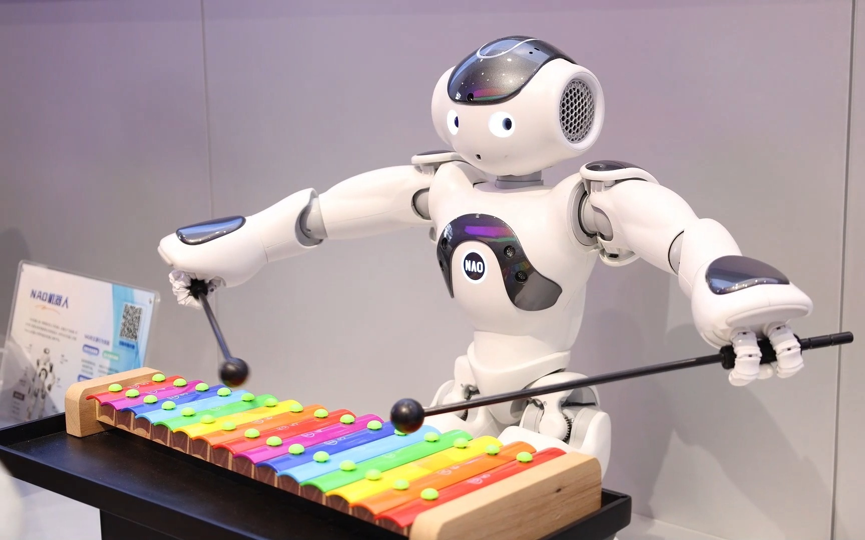 畅想人机共生新图景 全国首家人形机器人7S店探访记