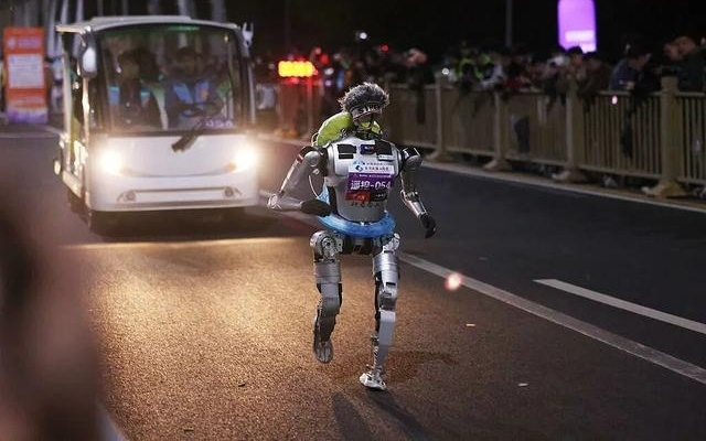 人形机器人半马明日开跑，自主导航占比近四成，还配备了“机器人救护车”