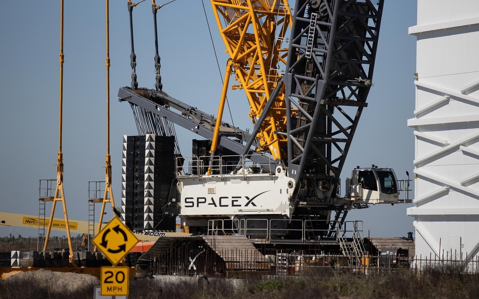 马斯克宣布有望10年内建首座“月球城市”：火星计划“没熄火”，但“月球更快”