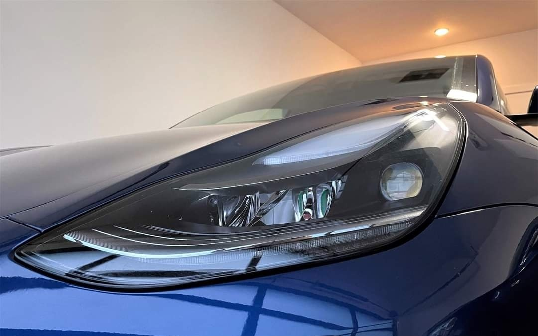 消息称特斯拉矩阵大灯将迎软件升级：两级渐变调光，告别反光刺眼