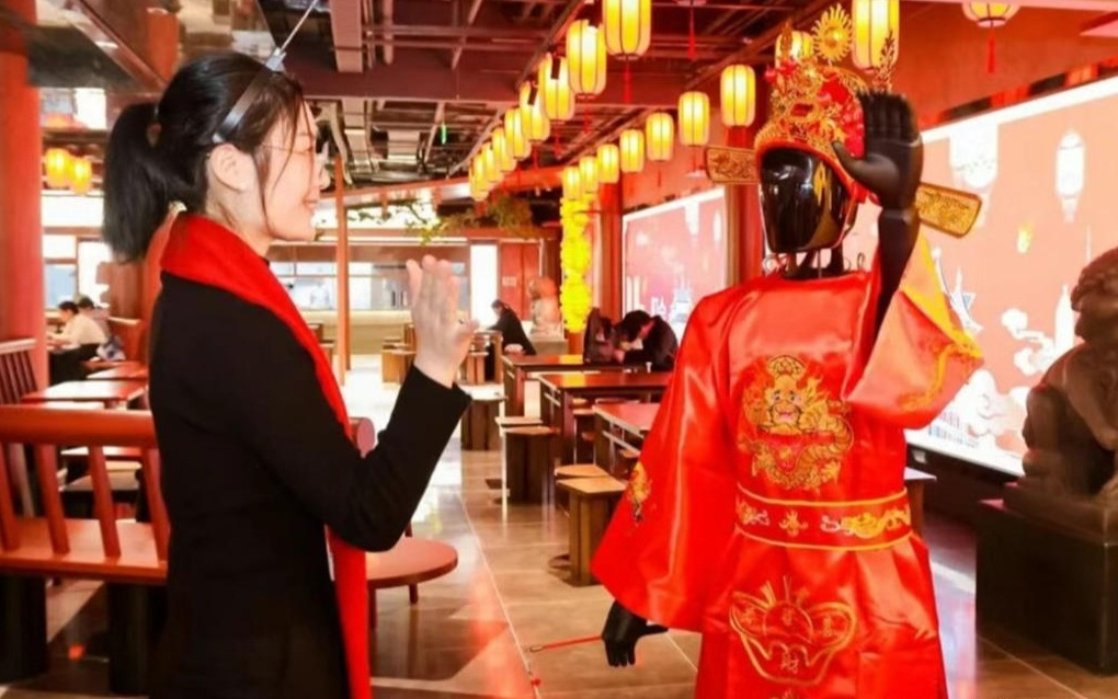 “赛博小马”出圈背后：机器狗穿上“红马甲”，运维师迎来首个无暇回家的春节丨守护年味