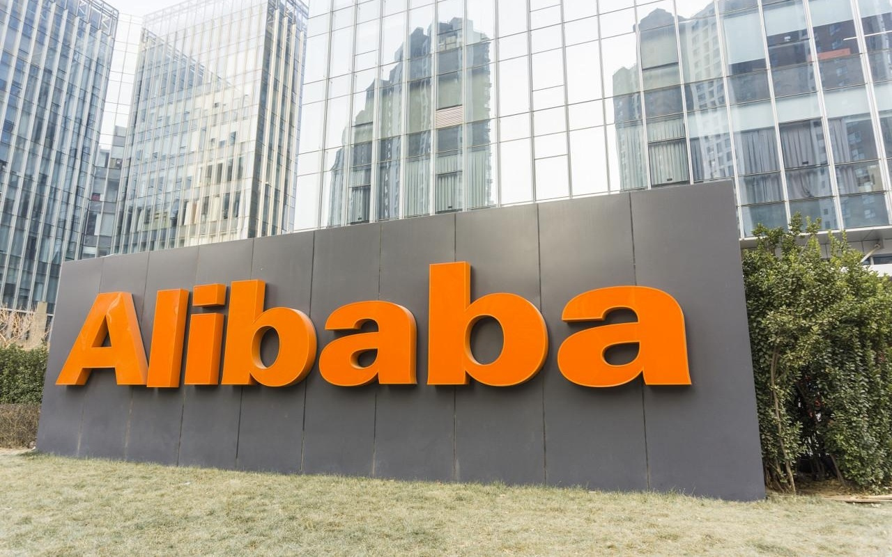 阿里赌下一个五年：即时零售还要继续投入，吴泳铭喊话1000亿美元AI年收入目标