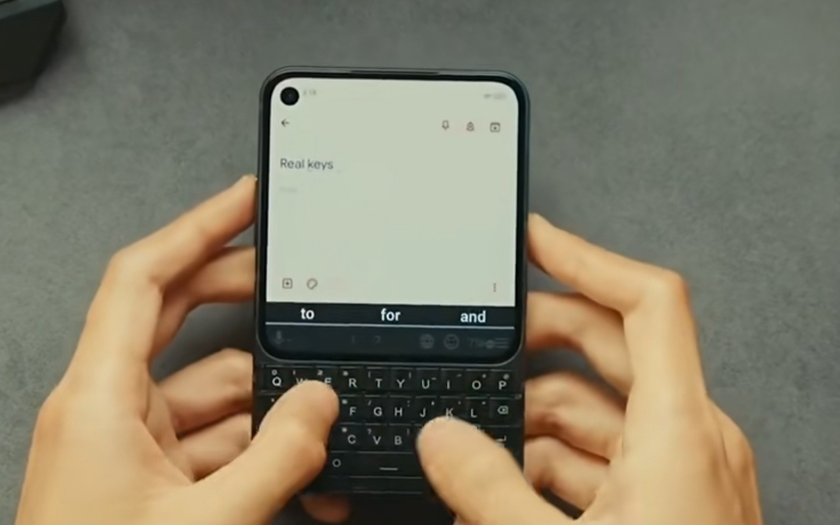 Unihertz Titan 2 Elite全键盘手机亮相，配圆角挖孔屏