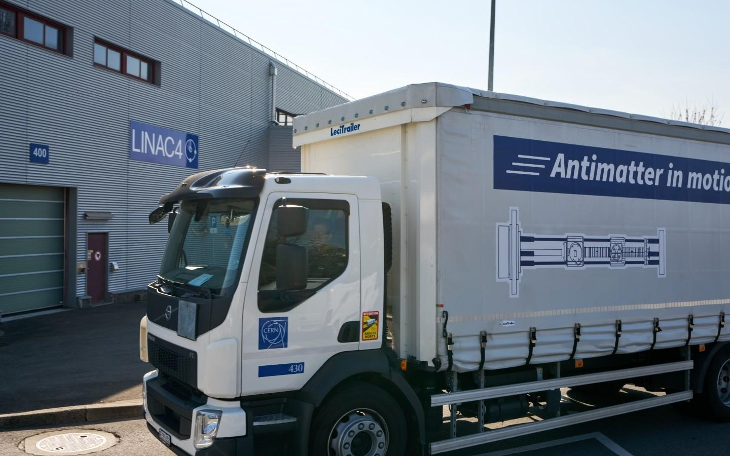 距离虽短意义重大：CERN完成首次反质子卡车运输