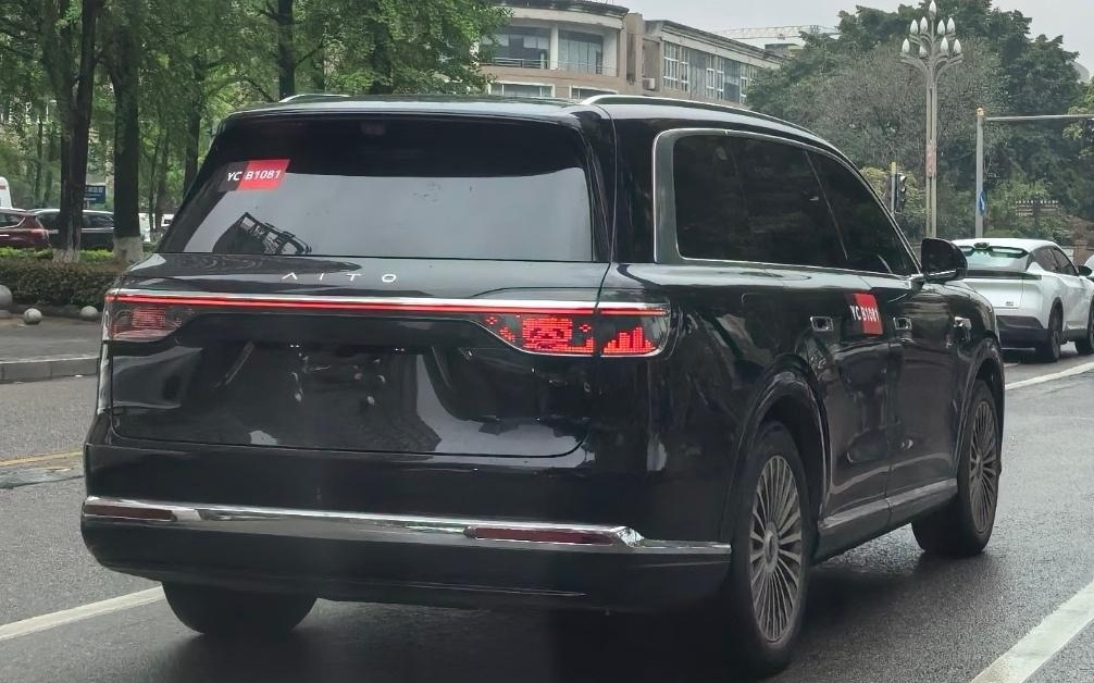 曝苹果首款折叠屏手机已在试产；问界新M9无伪装实车上路