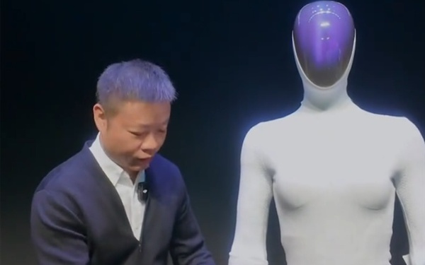 小鹏机器人IRON官宣首次线下互动！曾被质疑是真人假扮 让何小鹏扒衣验身