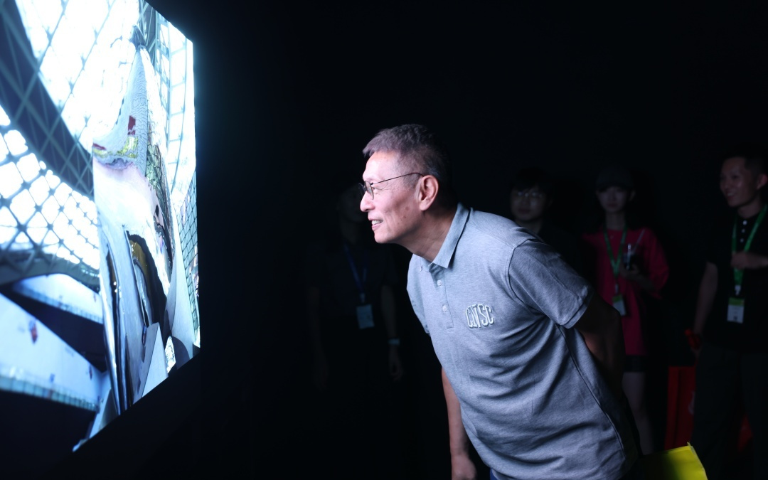 峰值 4000 尼特与全屏 10000 尼特，尊正展示超高亮度显示产品