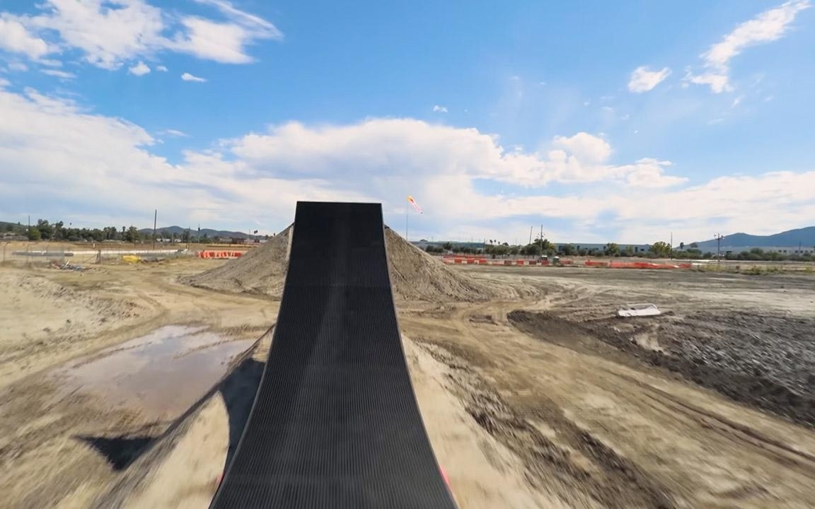 40+台iPhone 17 Pro Max全程4K记录，围观红牛车手水上飞车