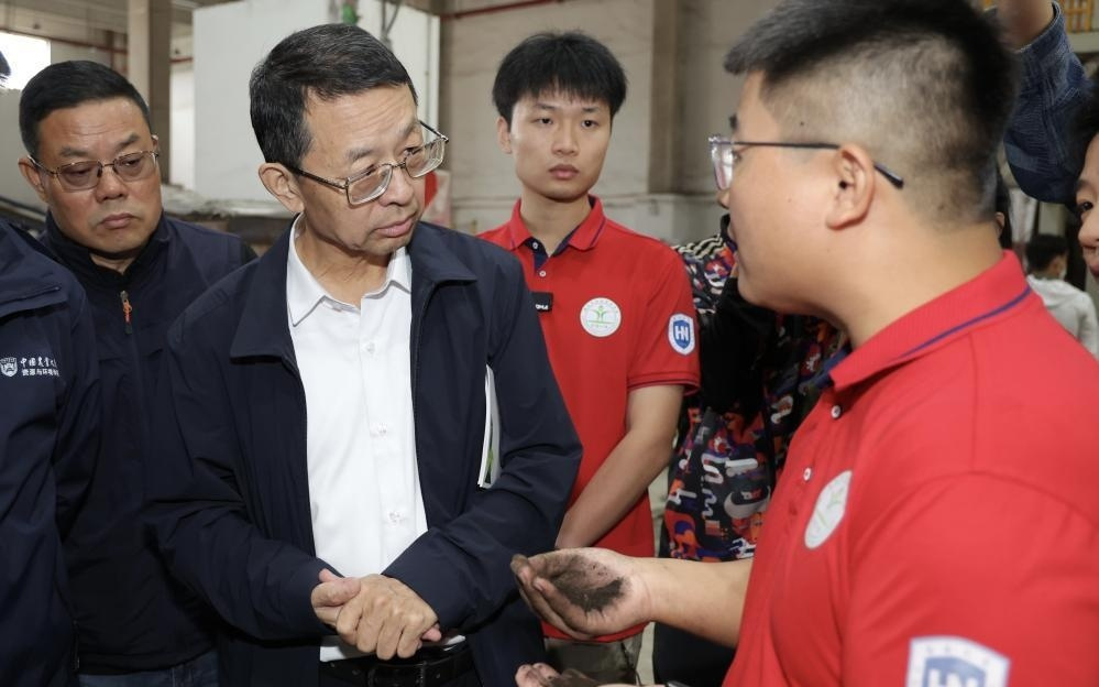 院士田间阅卷 小院竞优兴农