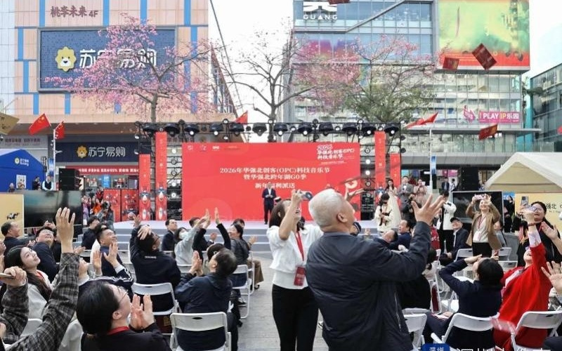 赛博年味！华强北OPC 科技音乐节下无人机“红包雨”