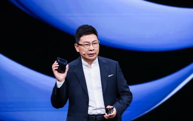 折叠屏赛道又出新产品 行业首款大阔折手机正式发布丨新经济观察