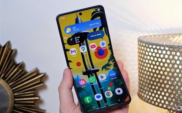 苹果放弃小折叠屏iPhone！网友支持：美丽的小废物