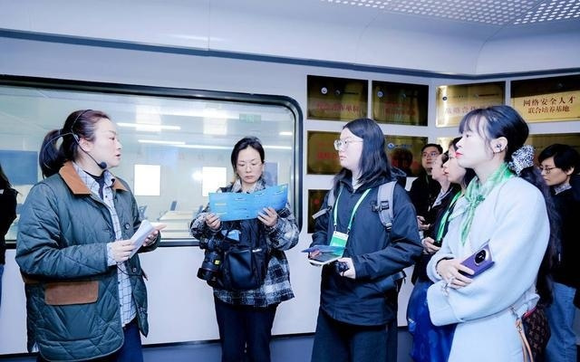 一块大屏背后的“红芯指数”：这个服务中心如何凝聚大V“流量向善”？