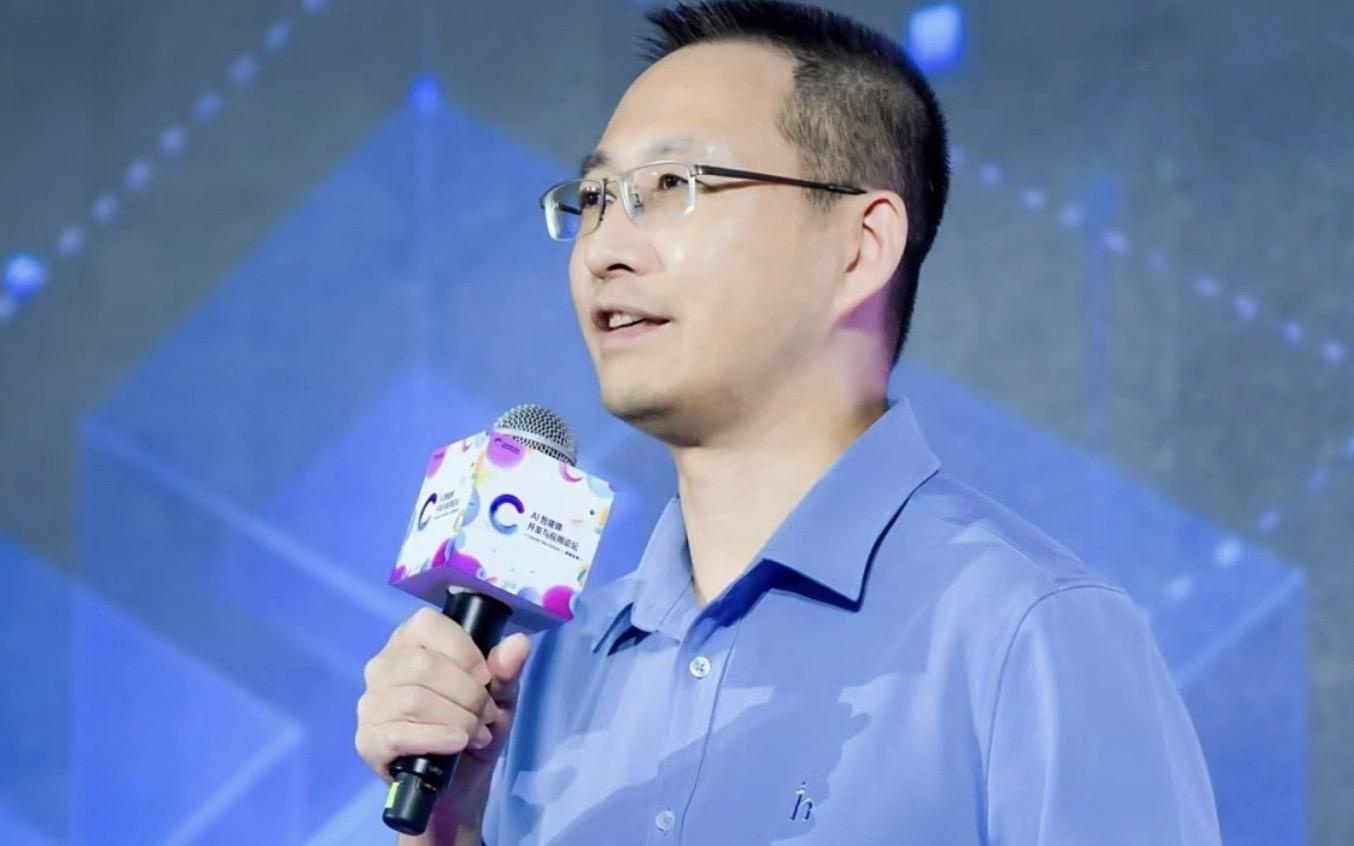 早报｜库克现身成都苹果50周年庆，李宇春受邀演出/微信灰度测试「折叠发图」功能/阿里、百度官宣算力涨价