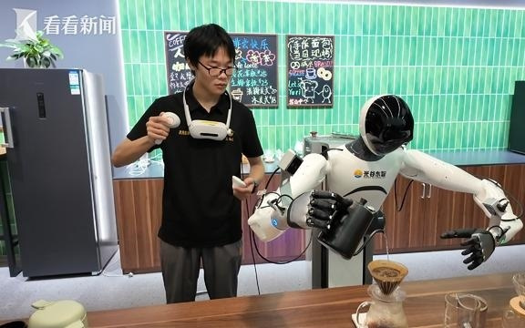 一觉醒来 机器人也要背书包上学了？