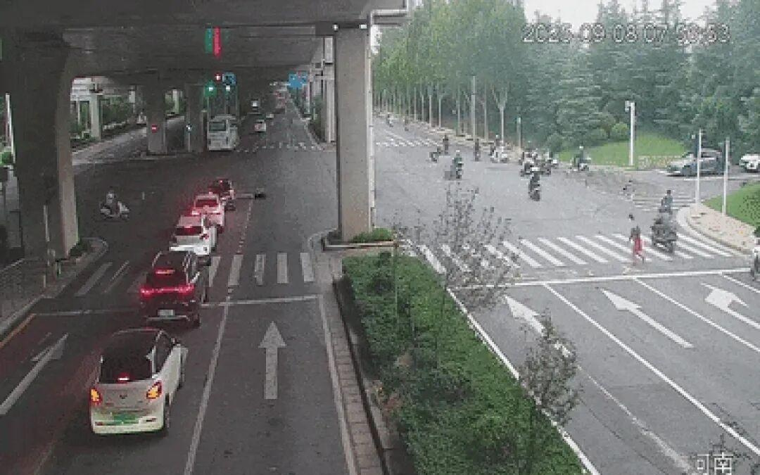 绿灯未亮电动车就结伴“抢行”,记者路口实测:3分钟30多辆电动车闯红灯,郑州交警回应