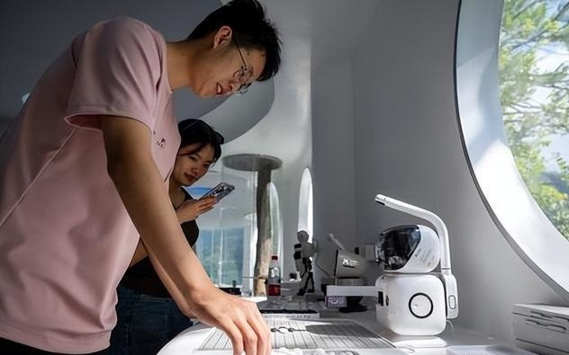 重报观察｜AI+消费爆发：智能眼镜、机器人如何成为“新土特产”？