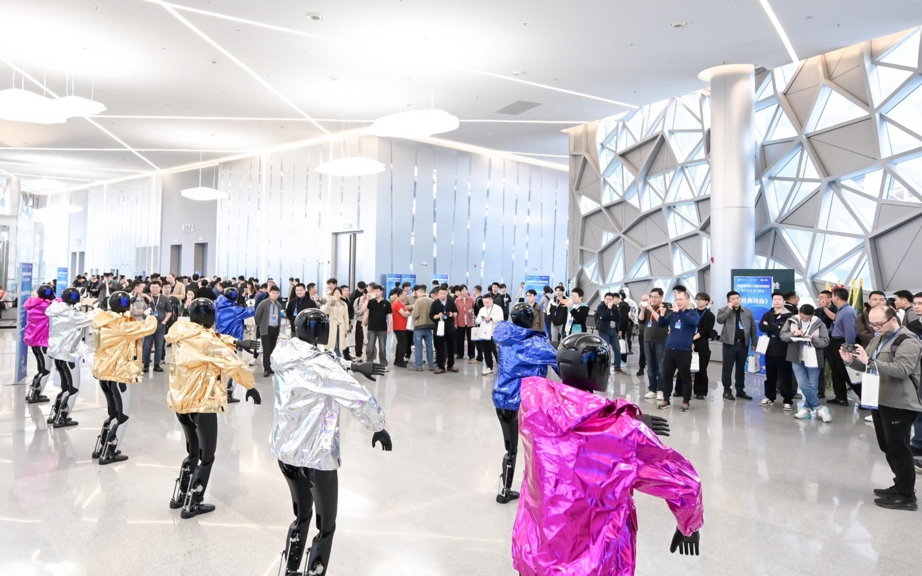 人形机器人卖得太贵，一个月3548元就可以租赁？智元牵头建全国租赁联盟