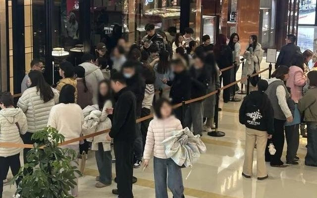 老铺黄金新年首次调价前日，有人班都不上了排队抢金，网店1分钟卖出3亿元