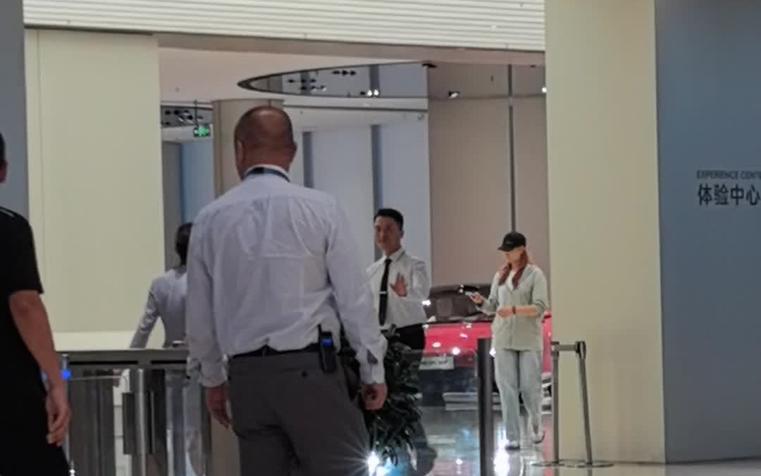 网传比亚迪 CEO 王传福现身小米汽车工厂，雷军亲自陪同