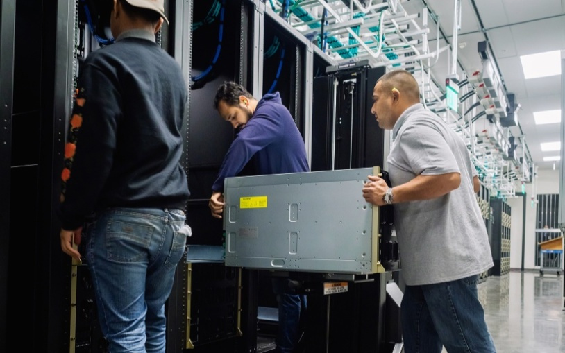 黄仁勋罕见发文：AI是这个重塑世界的重要力量，是电力、互联网一样的基础设施