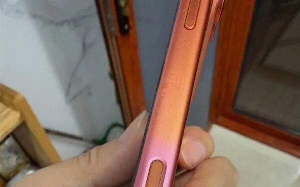 不是个例?iPhone 17 Pro Max被曝褪色问题严重