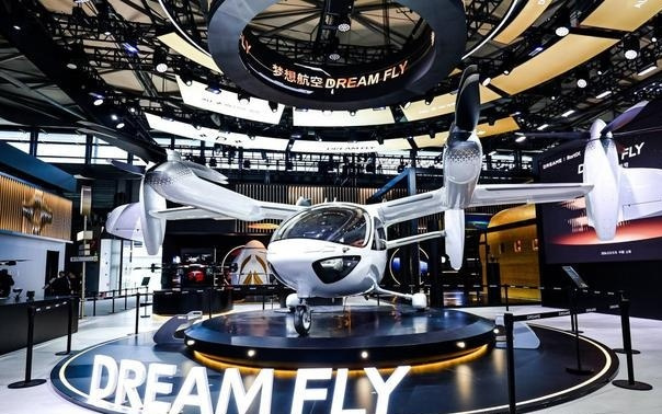 RortiX携“AI+具身智能”飞行器完整生态包馆登陆惊艳AWE