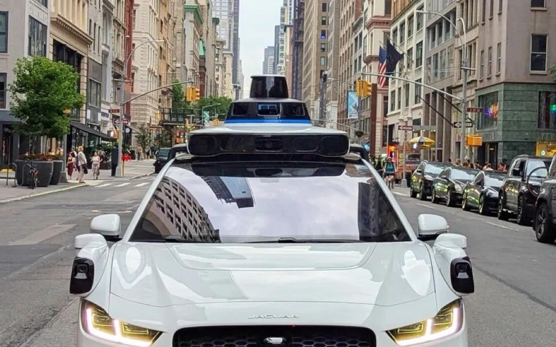 Waymo 自动驾驶出租车绕行停靠校车，美国监管机构展开调查
