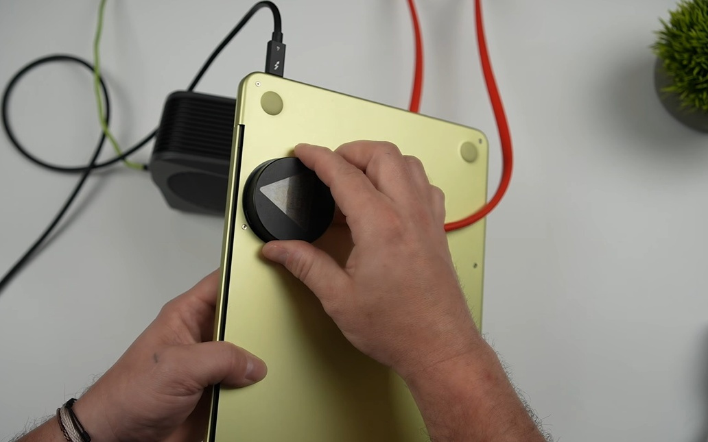 博主为苹果MacBook Neo改装水冷散热，单核性能暴涨18.6%