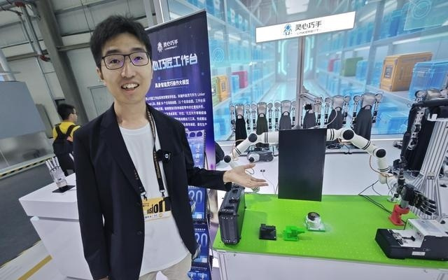 外滩大会弹钢琴、迎宾互动，北京机器人企业秀出“含科量”