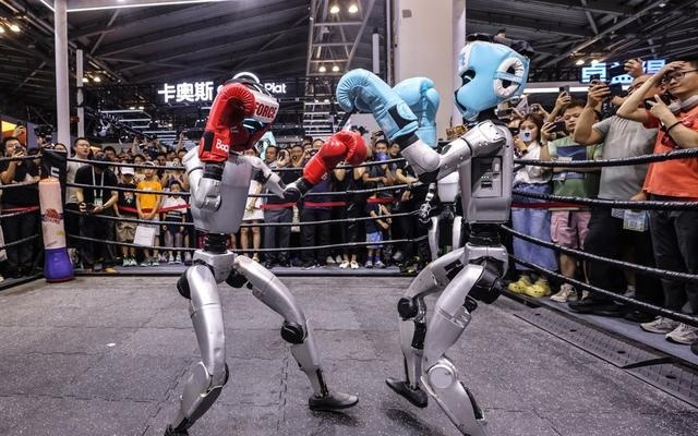 “我要打十个！”世界人工智能大会现场上演“机器人拳击大赛”