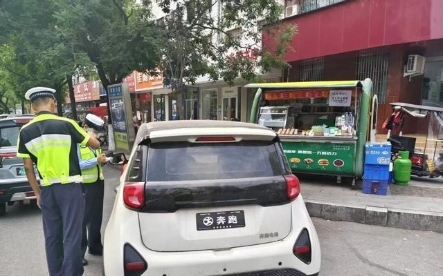 驻马店交警持续开展电动车交通违法专项整治行动
