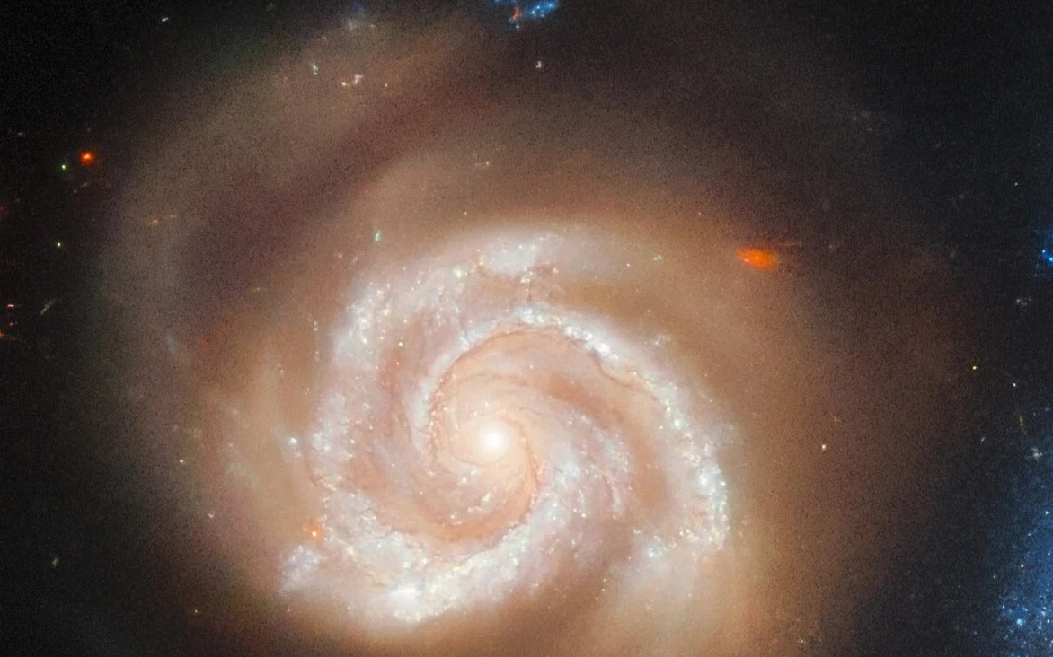 宇宙“照骗”：哈勃曝光Arp 4星系的“假面情侣”身份