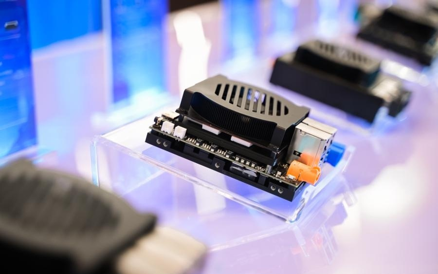 宇树豪掷20亿投入这个方向,上海“接单”,要给机器人装上“中国脑”