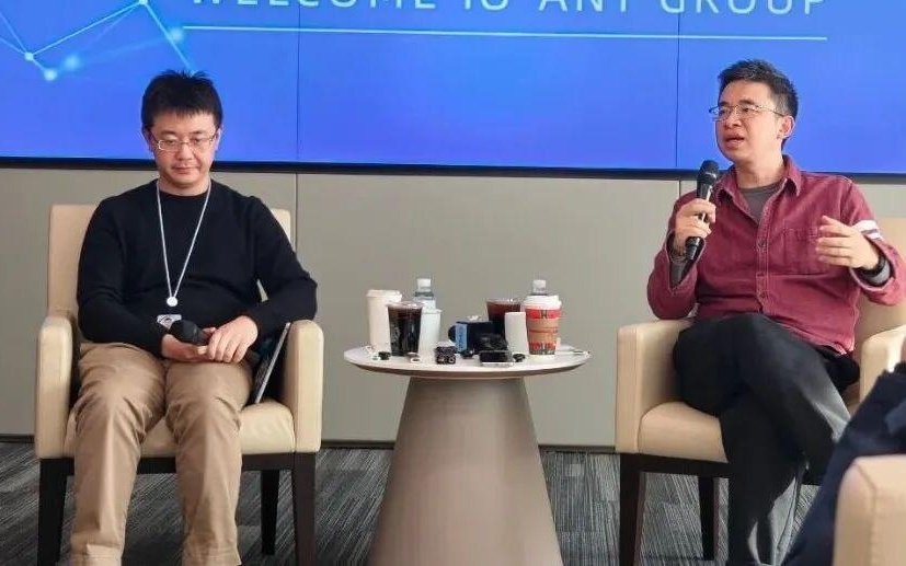 DeepSeek带来紧迫感，蚂蚁推“灵光”竞速AGI战场