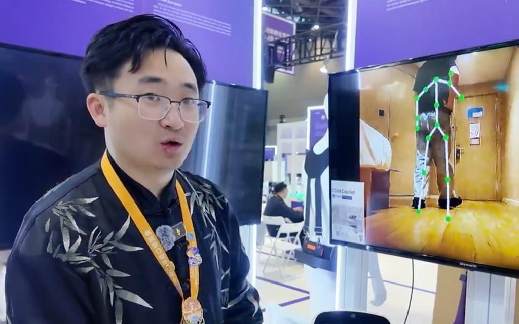 进博直击｜人形机器齐聚，未来决胜具身智能AI模型