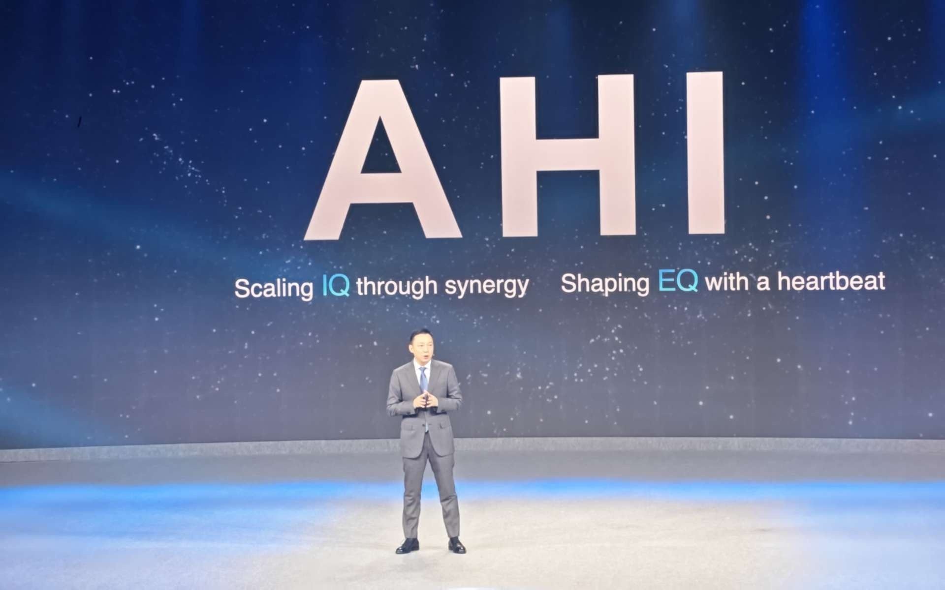 MWC 2026：荣耀李健在MWC主舞台阐释AHI理念 称致力创造“很酷的AI未来”