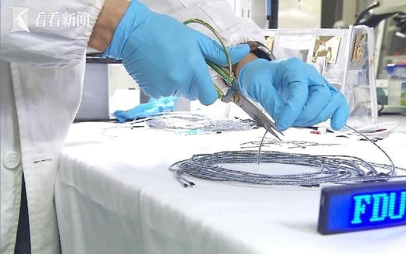 把芯片装进纤维里！上海首创成果再登顶刊
