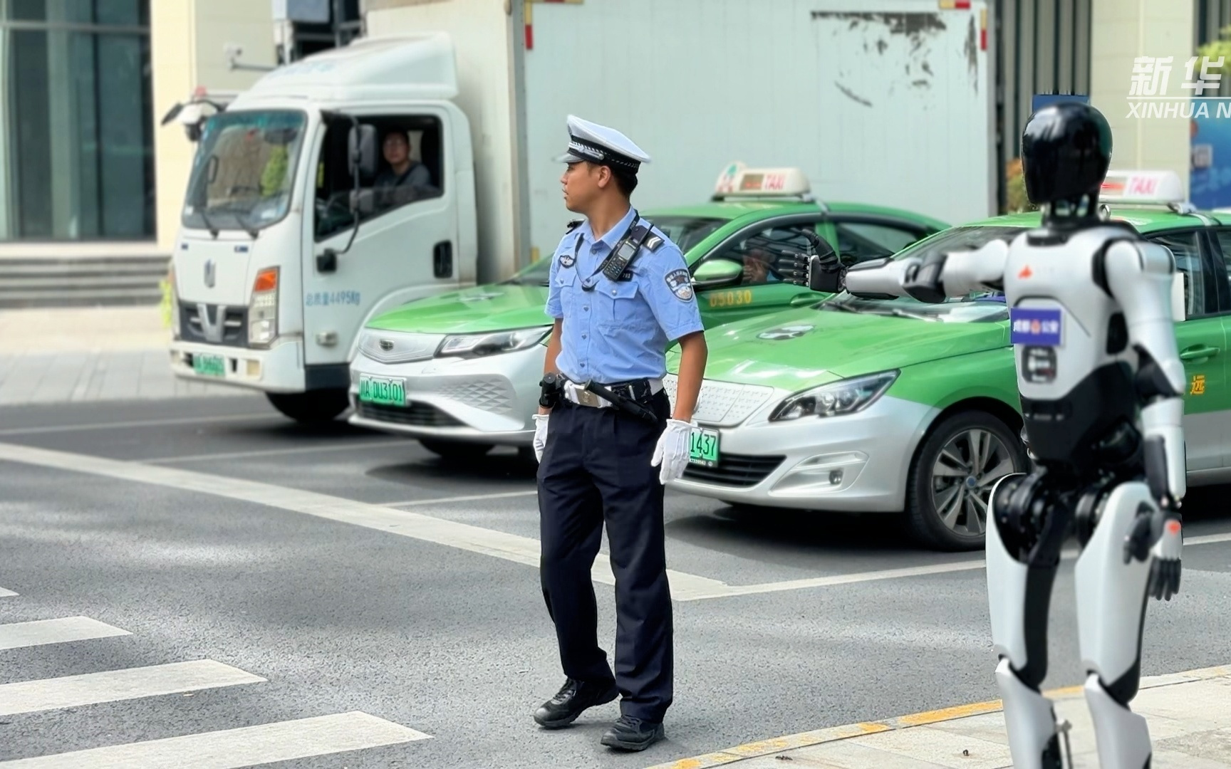 经济大省调研行｜端侧AI机器人亮相街头，“一人公司”社区集聚成型——成都科创新观察