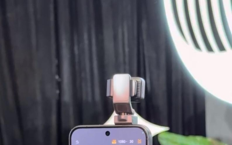 现场直击！荣耀Robot Phone机器人手机长啥样