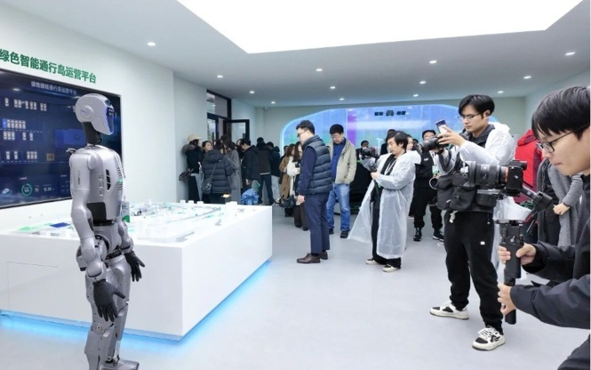 曹操出行与越疆达成战略合作， 人形机器人入驻行业首个“绿色智能通行岛”