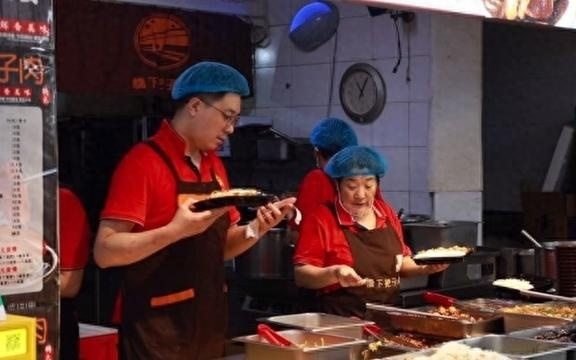新兴服务业市场扩容让更多中小商家受益，淘宝闪购上小店收入增长近一倍